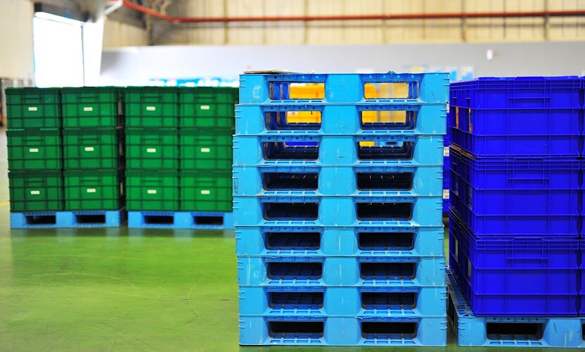Großer Bestand an Paletten, Containern und anderen Verpackungen zur Miete in Rotom.